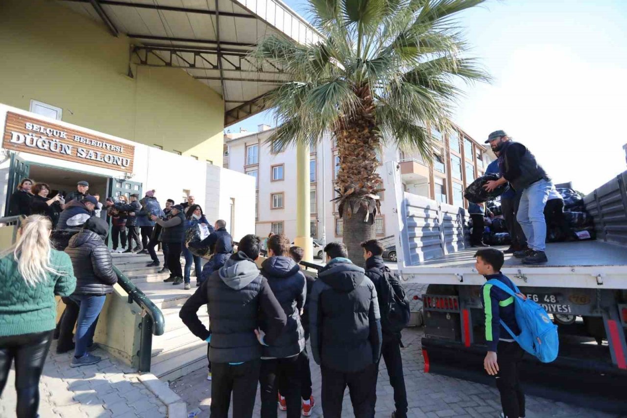 Selçuk Belediyesi deprem bölgesinde ekmek ve sıcak yemek dağıtacak