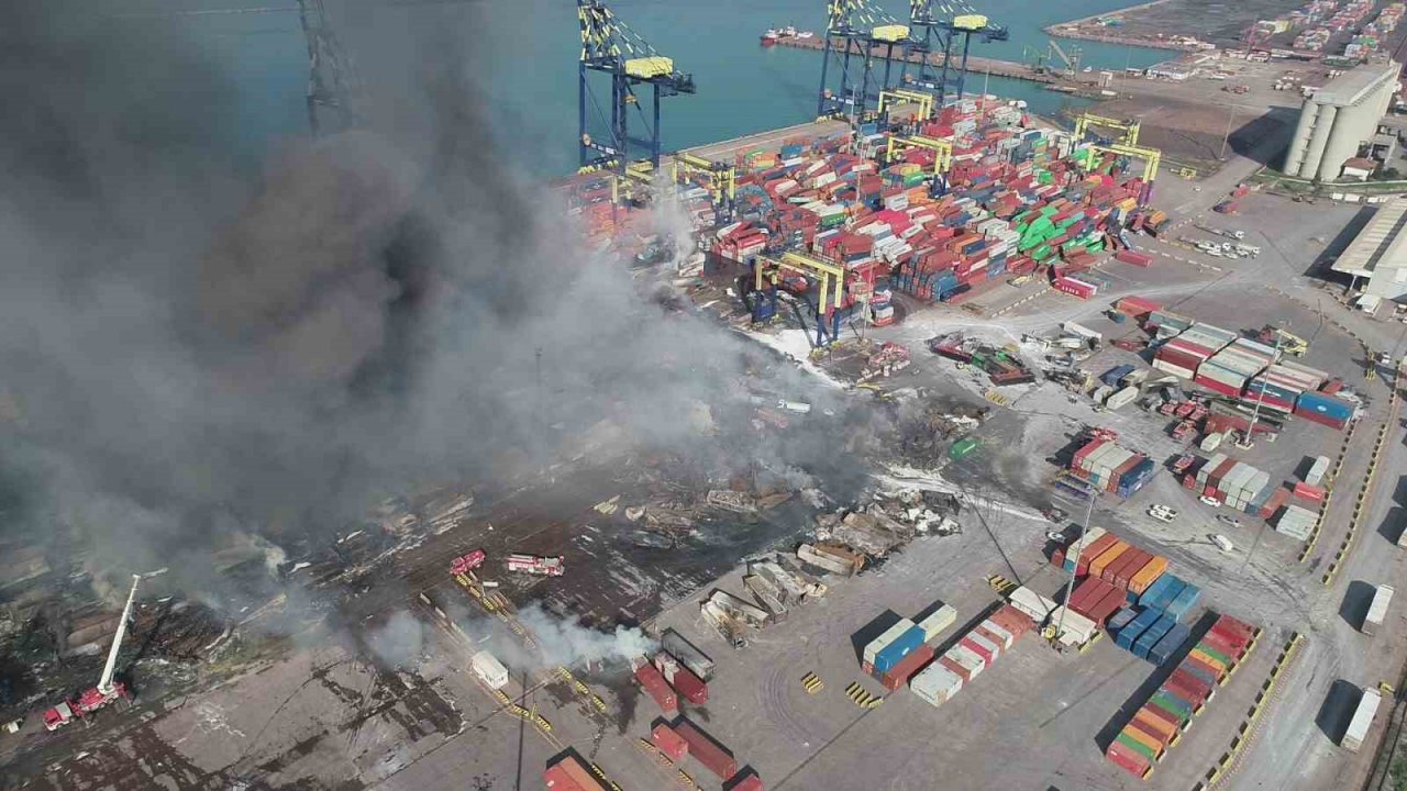 İskenderun Limanı’ndaki yangın 3’üncü gününde havadan görüntülendi