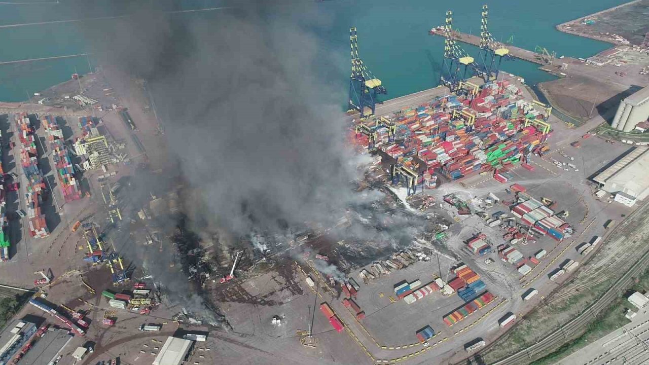 İskenderun Limanı’ndaki yangın 3’üncü gününde havadan görüntülendi