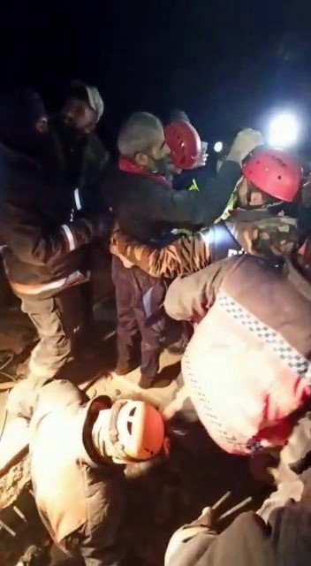 73 saat sonra gelen mutluluk: 3 kişilik aile kurtarıldı