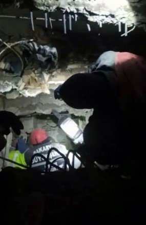 73 saat sonra gelen mutluluk: 3 kişilik aile kurtarıldı