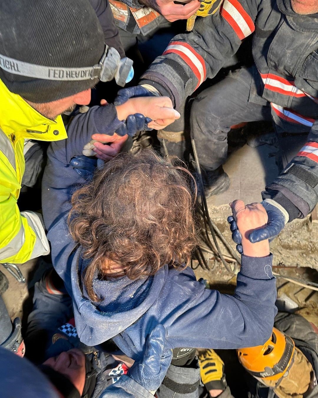 73 saat sonra gelen mutluluk: 3 kişilik aile kurtarıldı