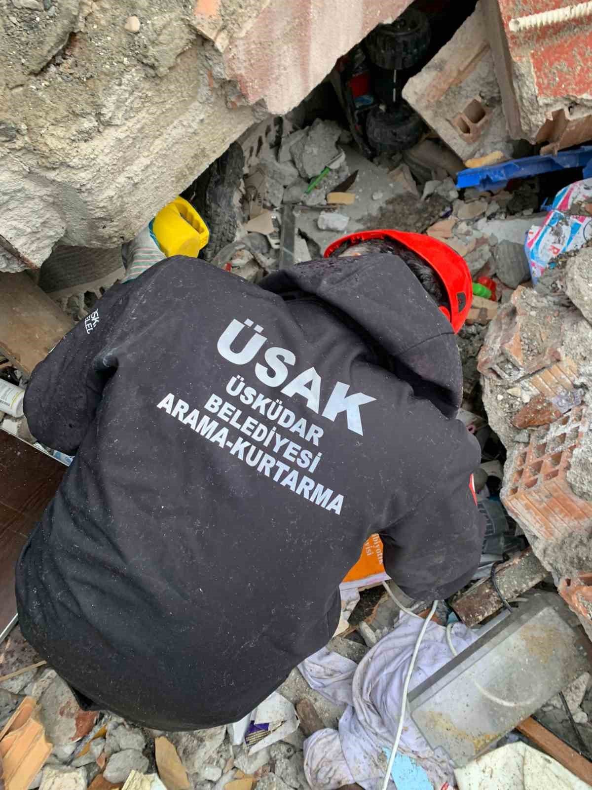 Üsküdar Belediyesi ekipleri, Ukraynalı anne ve 4 yaşındaki oğlunu 36 saat sonra enkazdan çıkardı