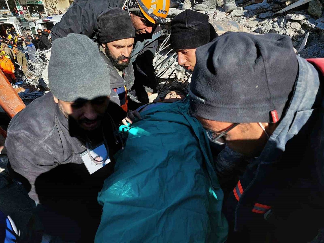 Van AFAD, 84 saat sonra kurtarılan kardeşlerin halasına da ulaştı