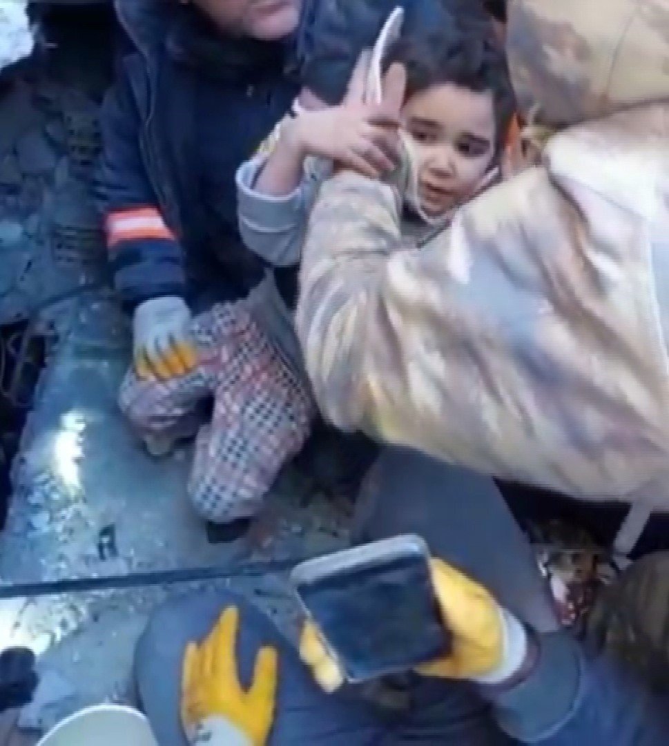 Van AFAD, 84 saat sonra kurtarılan kardeşlerin halasına da ulaştı