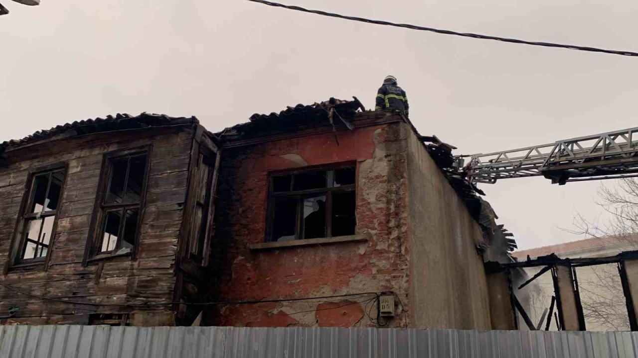 Metruk bina alev alev yandı: 2 ölü