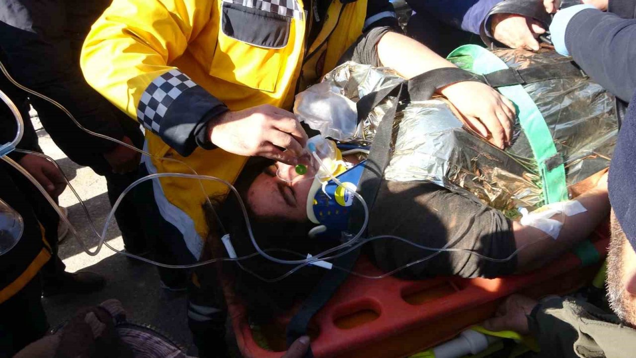 Depremin 4’üncü gününde anne kız enkazdan sağ çıkartıldı