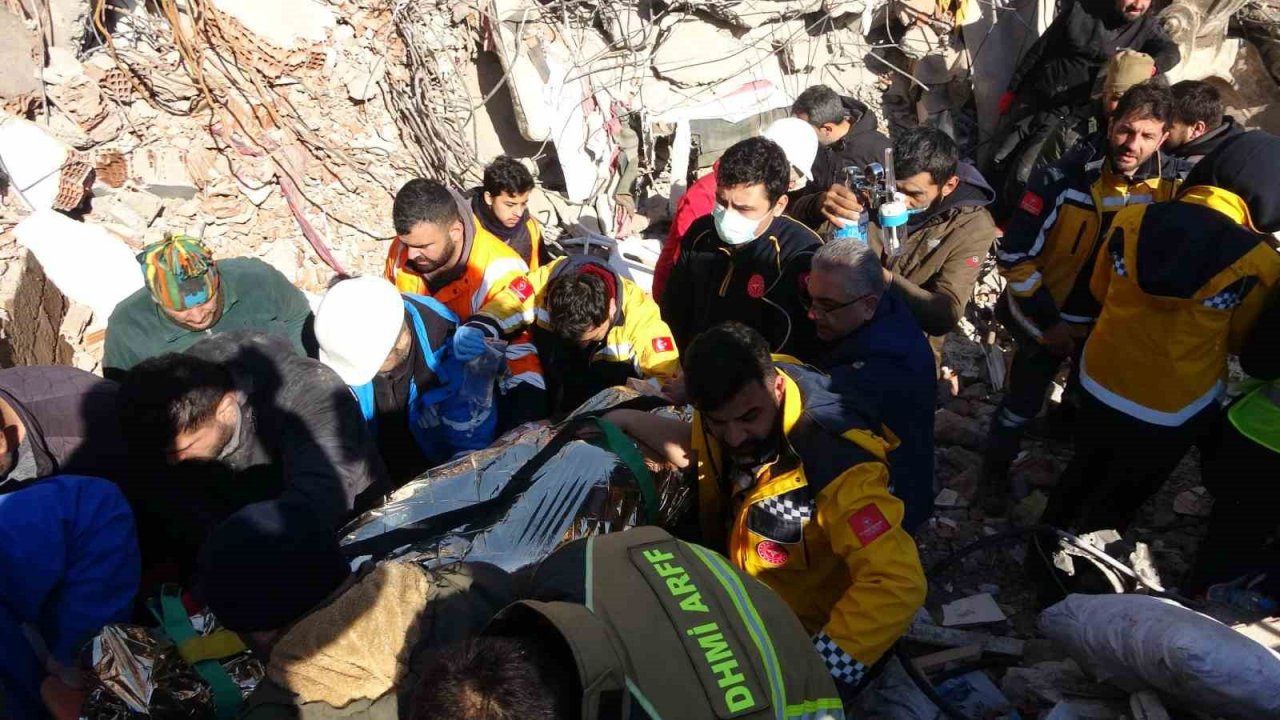 Depremin 4’üncü gününde anne kız enkazdan sağ çıkartıldı