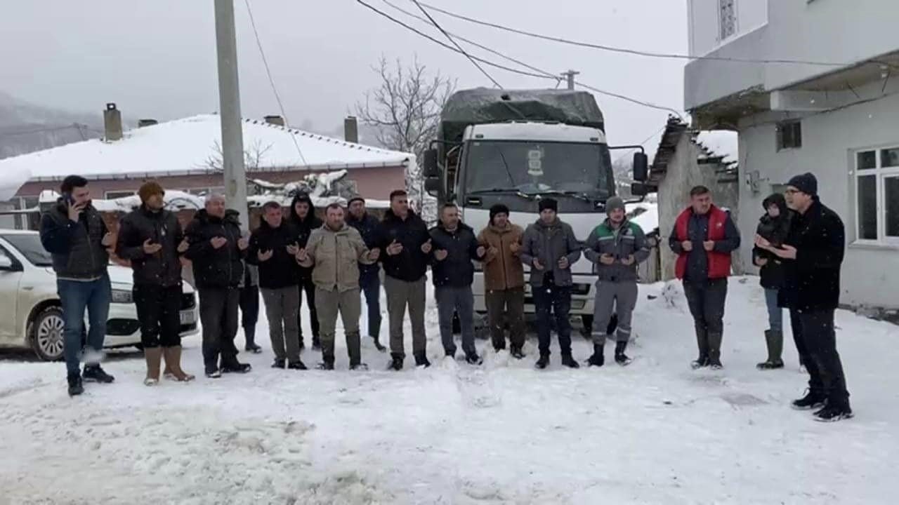 Yenice’den 3 kamyon odun yardımı deprem bölgesine gönderildi