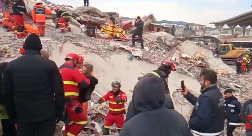 106 saat sonra enkazdan 2 çocuk canlı kurtarıldı