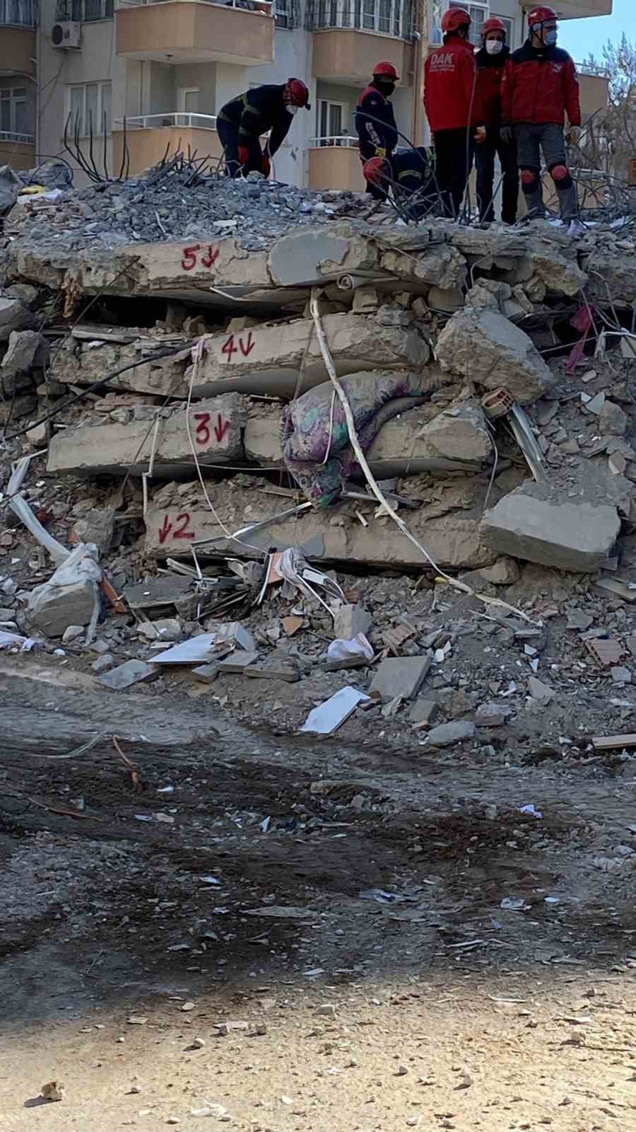 Eskişehir DAK ekibi 4’üncü günde hamile kediyi enkazdan kurtardı