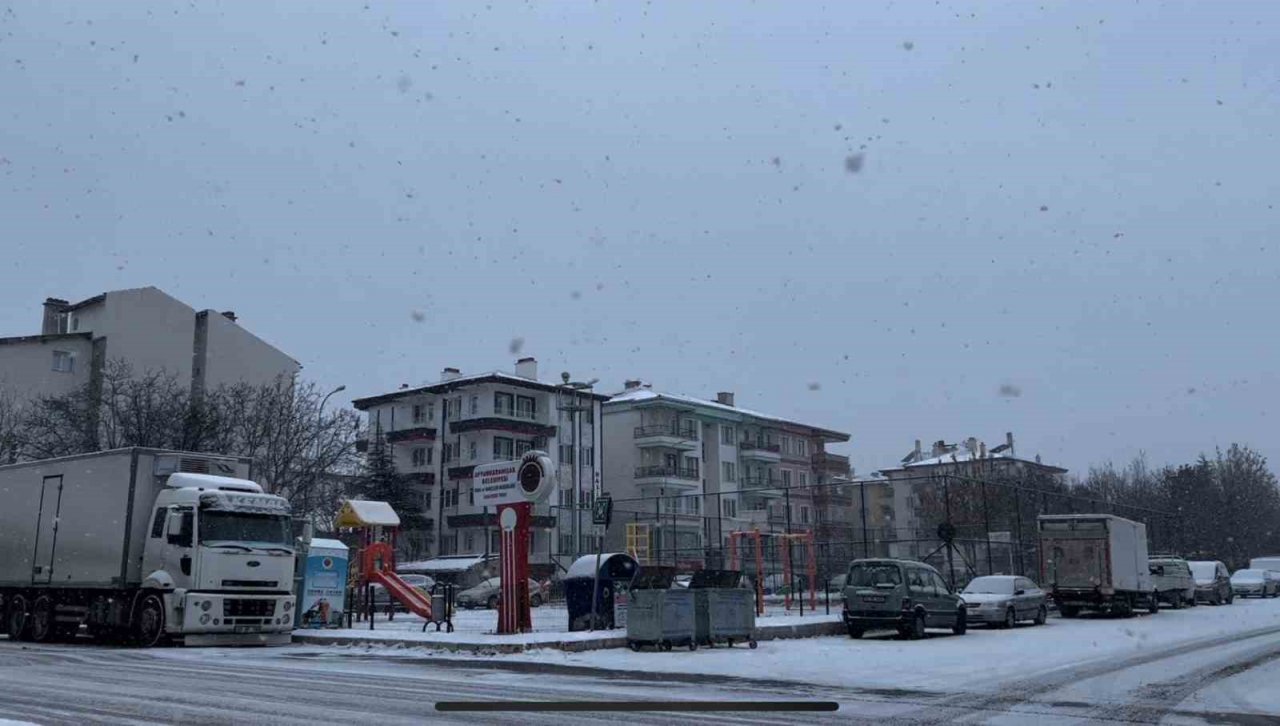 Afyonkarahisar’da kar yağışı etkili oldu