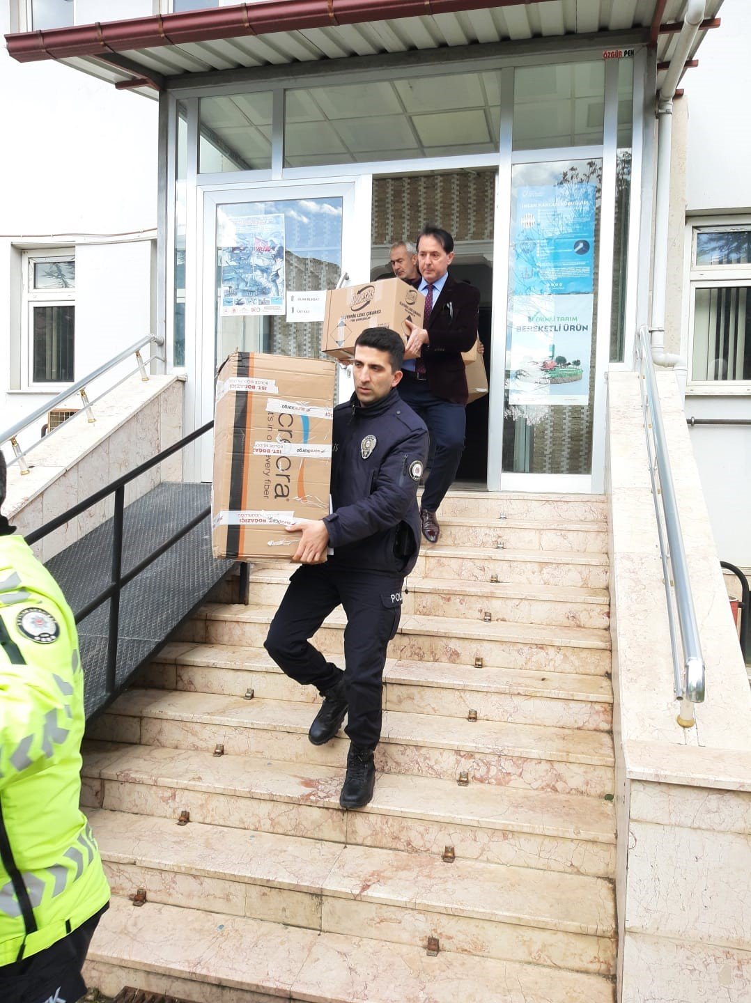 Depremzedelere polisten yardım eli