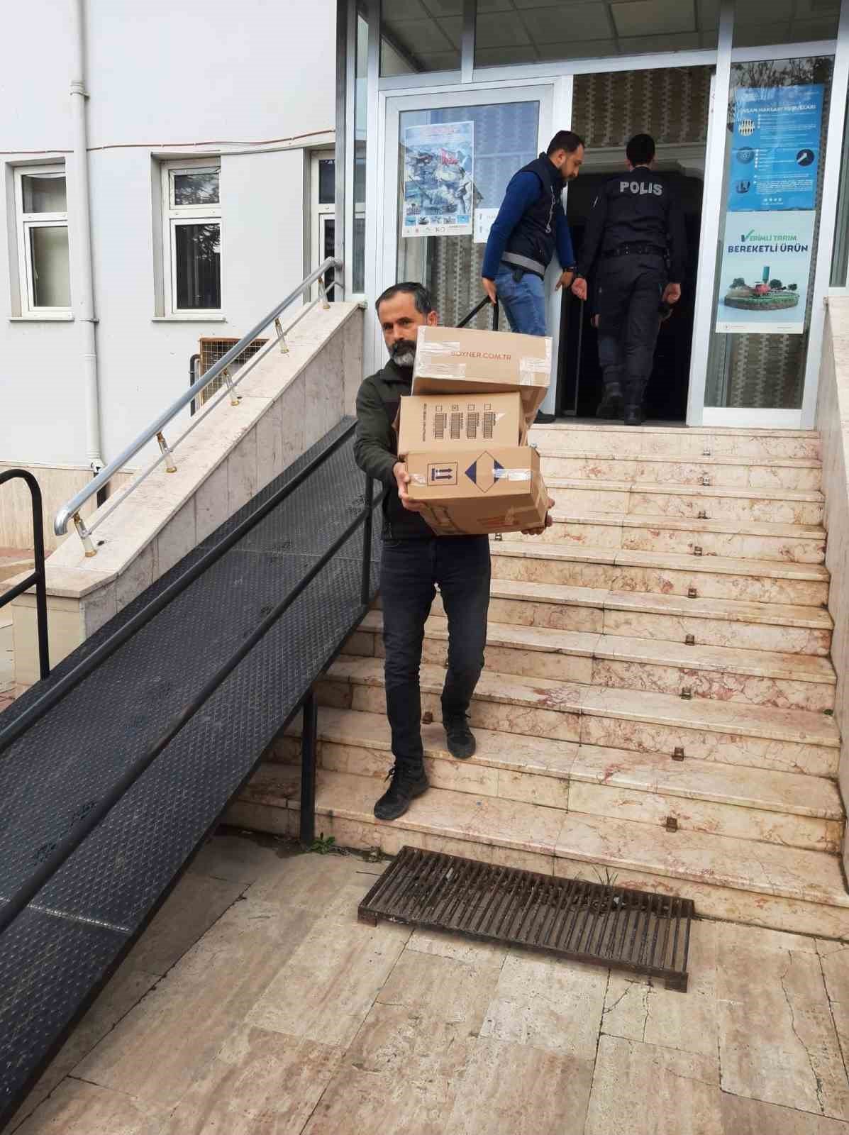 Depremzedelere polisten yardım eli