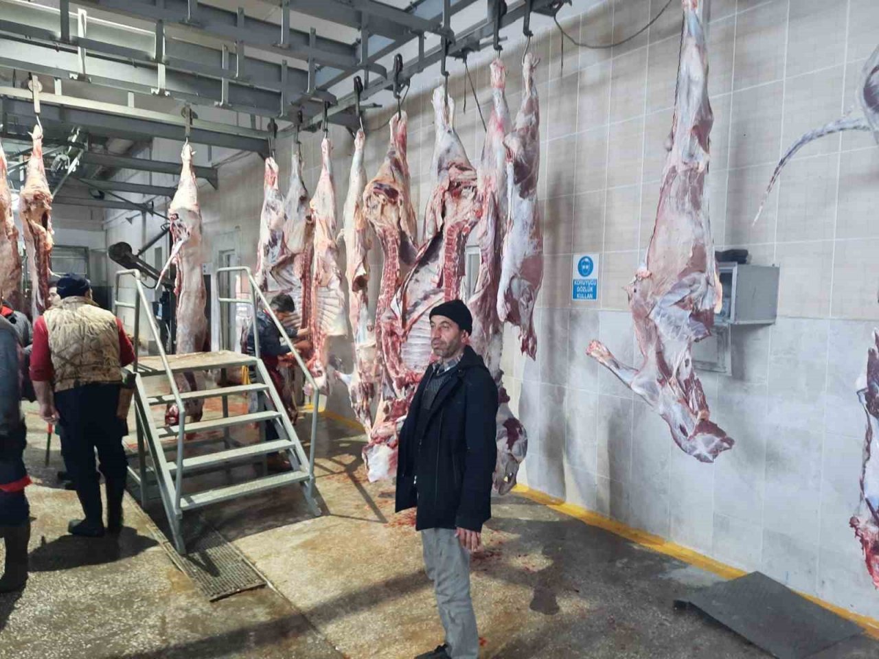 Kasaplar tarafından hazırlanan etler deprem bölgesine gönderiliyor