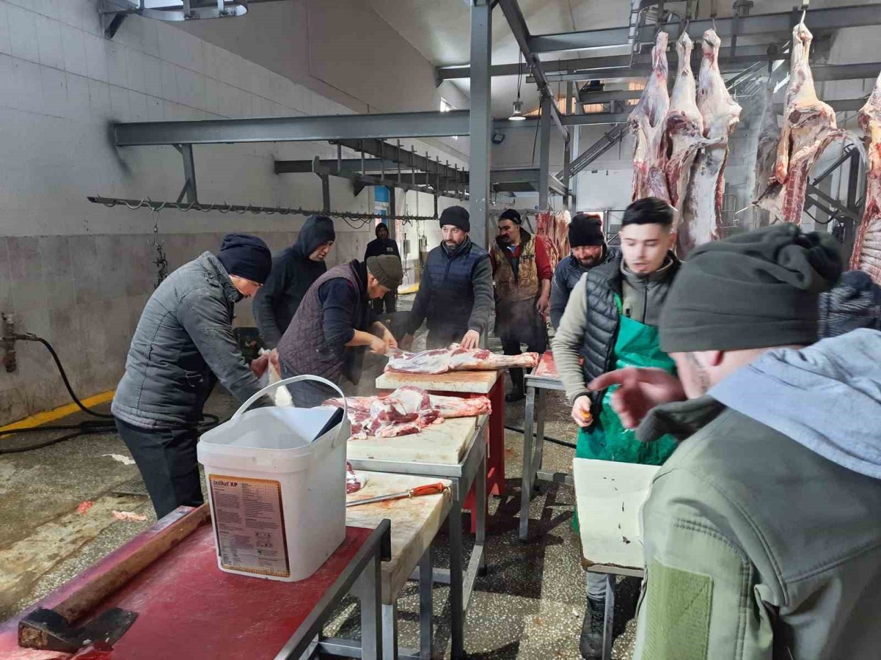 Kasaplar tarafından hazırlanan etler deprem bölgesine gönderiliyor