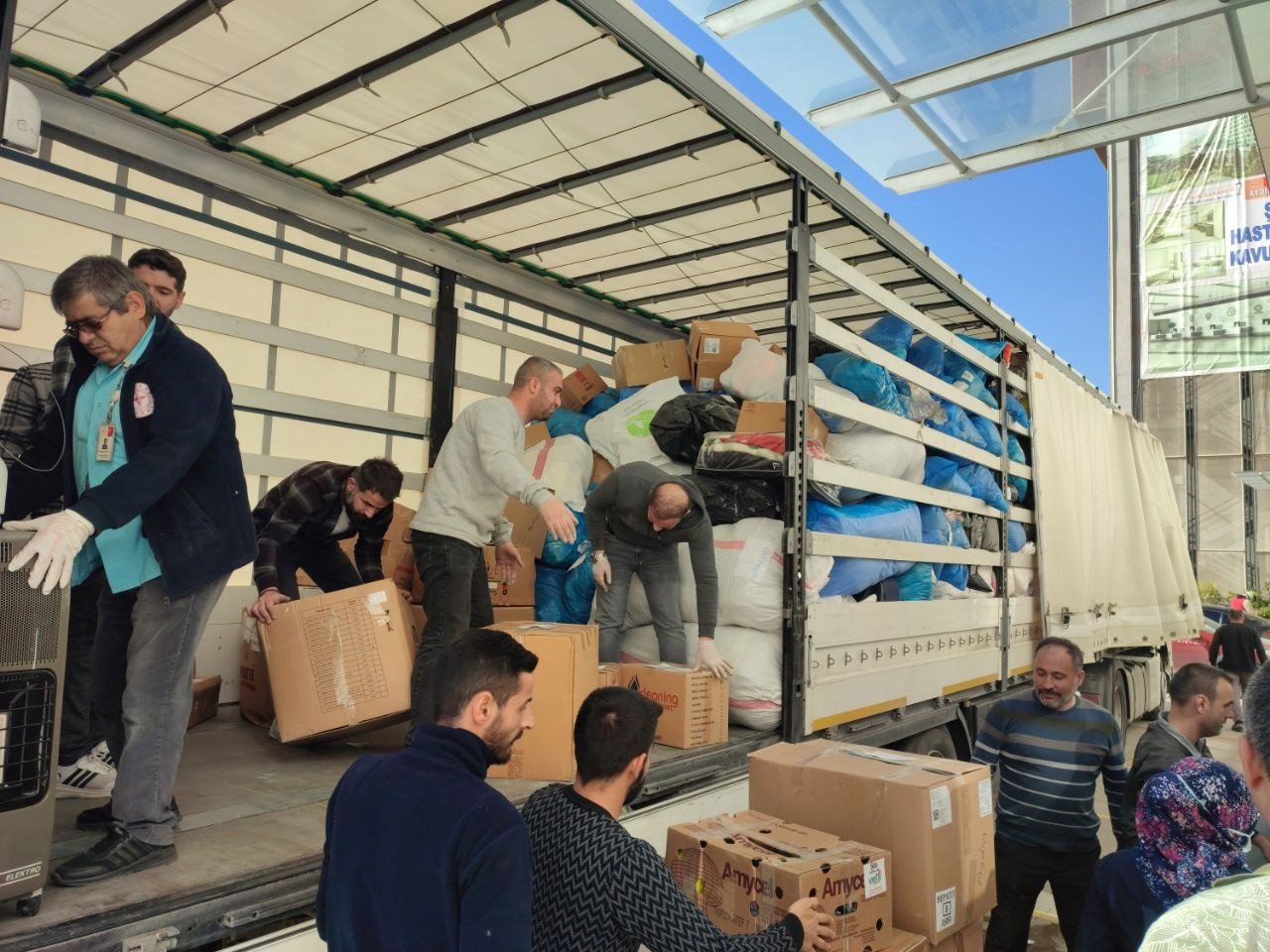 Aydın İl Sağlık Müdürlüğü’nden deprem bölgesine yardım eli