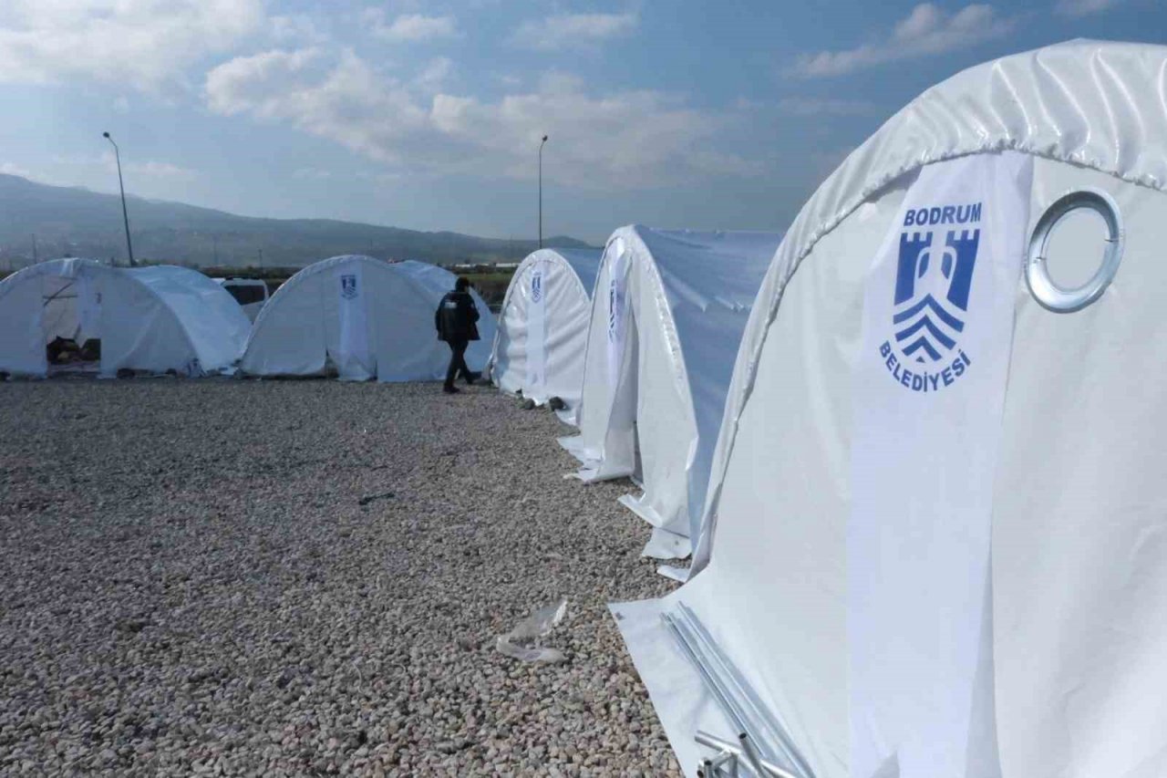 Bodrum Belediyesi tarafından çadırlar ve prefabrik ev kuruldu