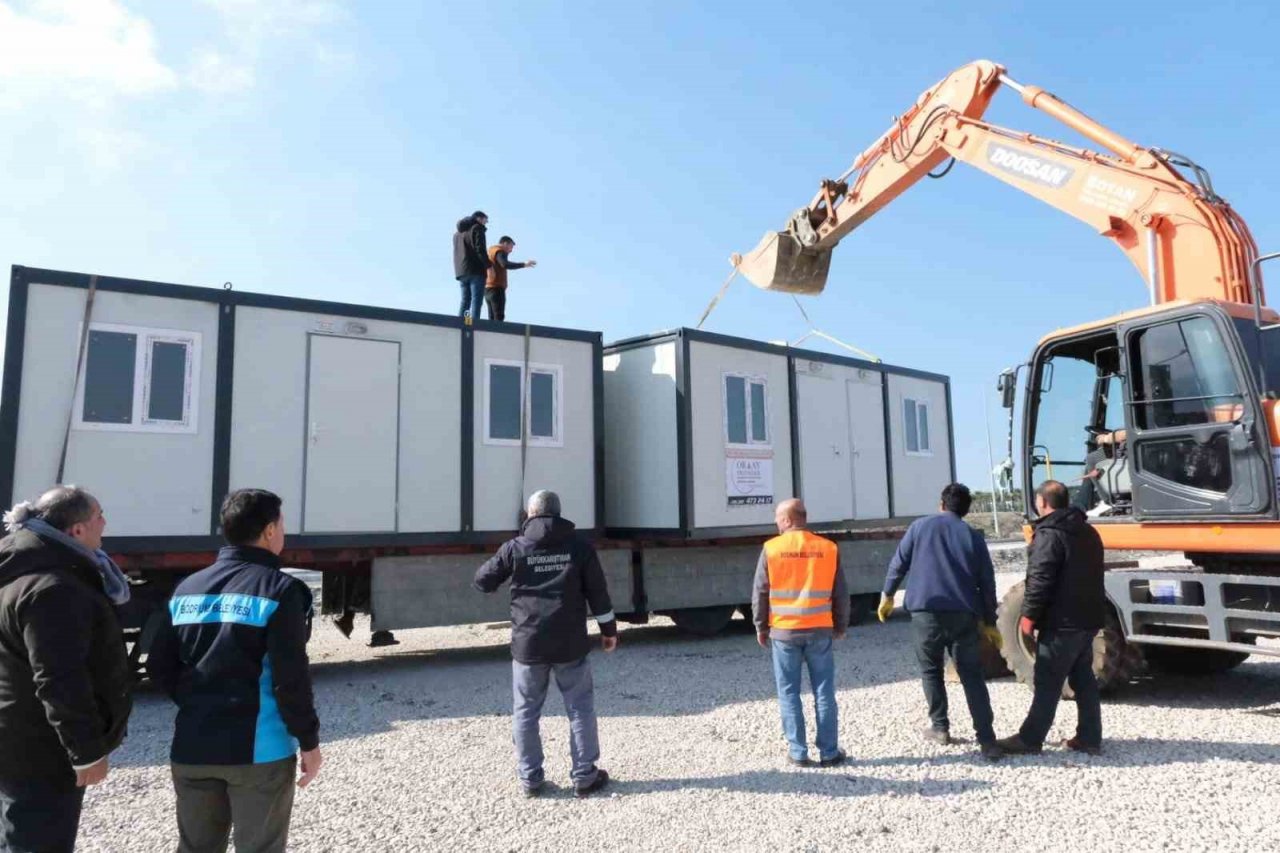 Bodrum Belediyesi tarafından çadırlar ve prefabrik ev kuruldu