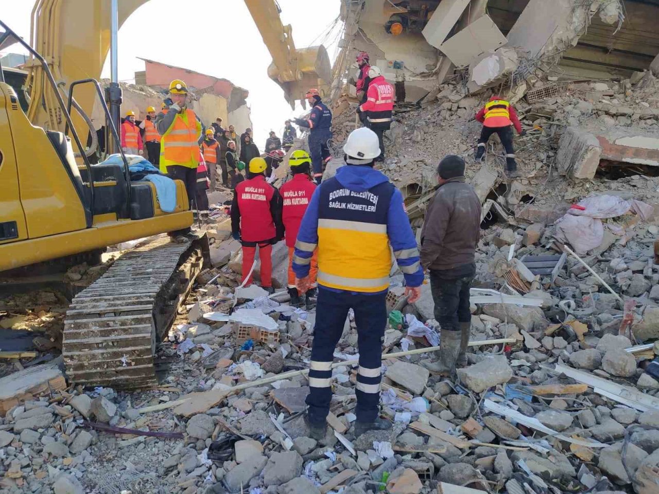 Bodrum Belediyesi tarafından çadırlar ve prefabrik ev kuruldu