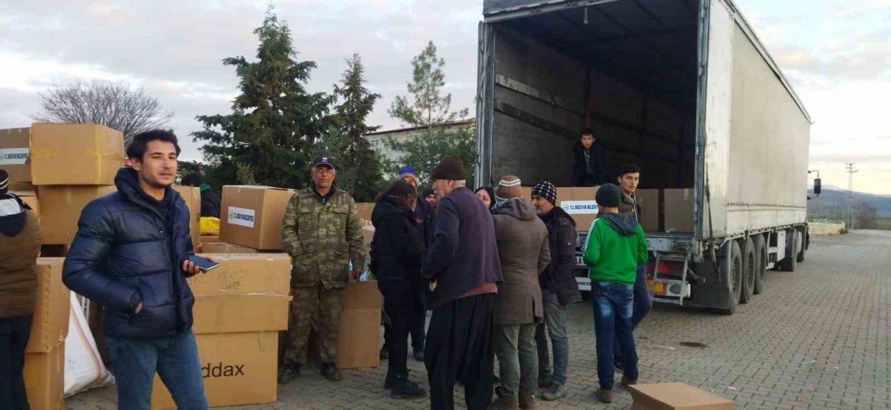 Bozüyük’ten giden 3. tır Nurdağı’ndaki depremzedelere ulaştı