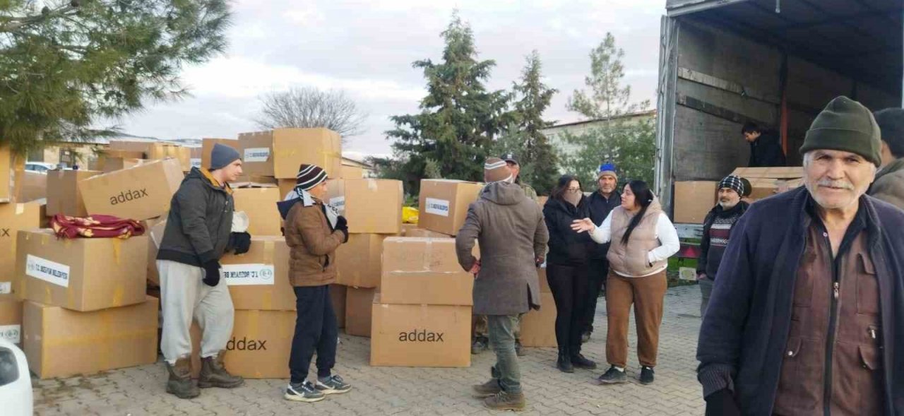 Bozüyük’ten giden 3. tır Nurdağı’ndaki depremzedelere ulaştı