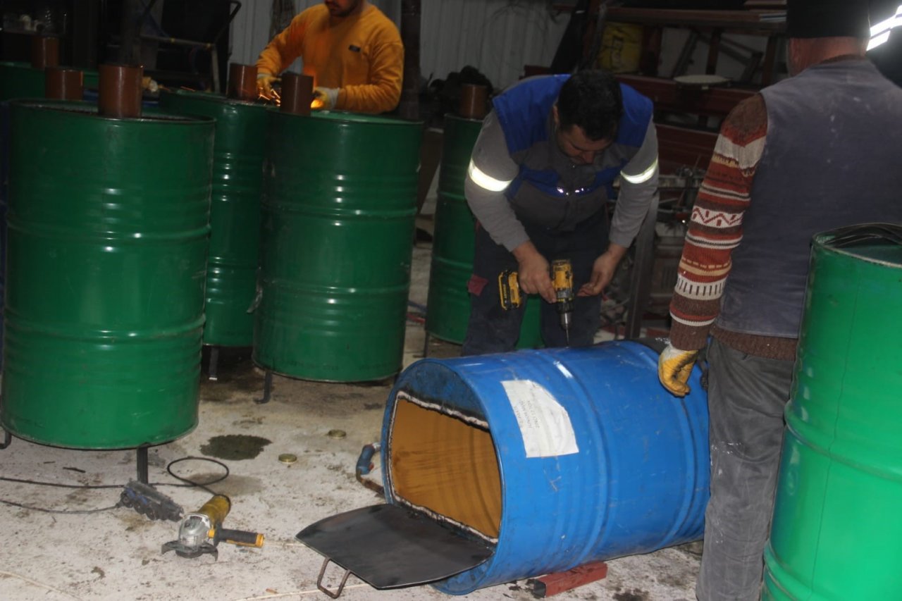 Bayramiç’te saç bidonları sobaya dönüştürülerek, deprem bölgesine gönderiliyor