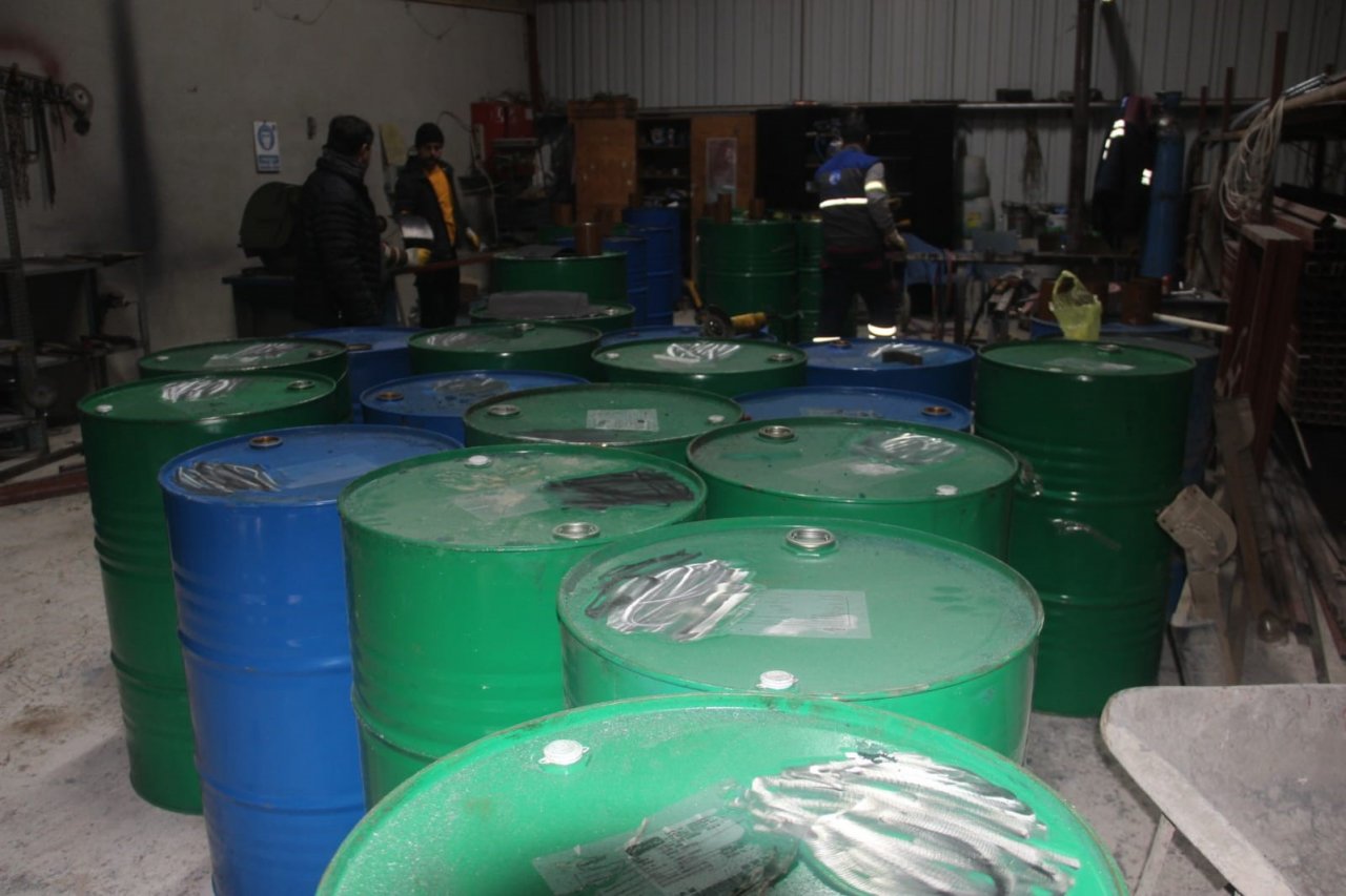 Bayramiç’te saç bidonları sobaya dönüştürülerek, deprem bölgesine gönderiliyor