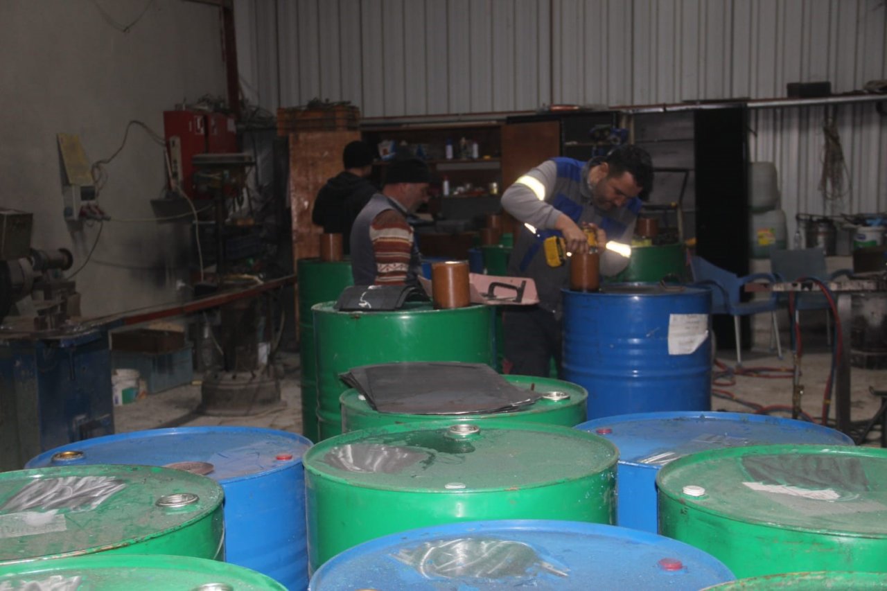 Bayramiç’te saç bidonları sobaya dönüştürülerek, deprem bölgesine gönderiliyor