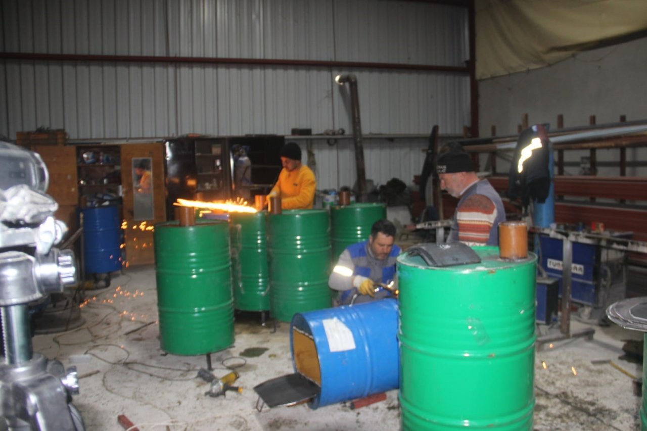 Bayramiç’te saç bidonları sobaya dönüştürülerek, deprem bölgesine gönderiliyor