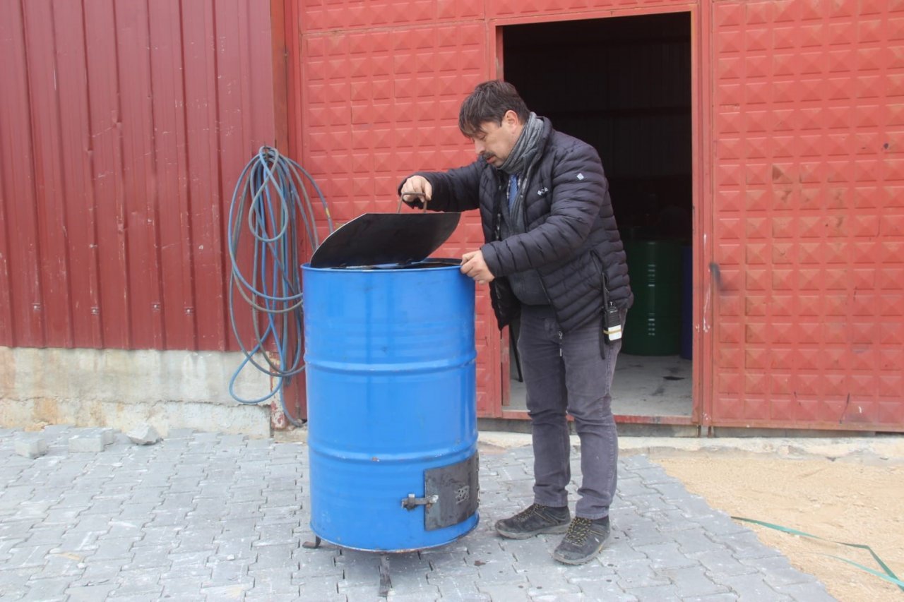 Bayramiç’te saç bidonları sobaya dönüştürülerek, deprem bölgesine gönderiliyor