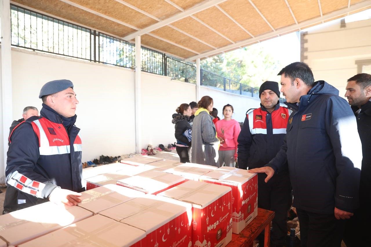 Çevre, Şehircilik ve İklim Değişikliği Bakanı Kurum: "Devlet-millet el ele inşallah bu afetin altından kalkacak"