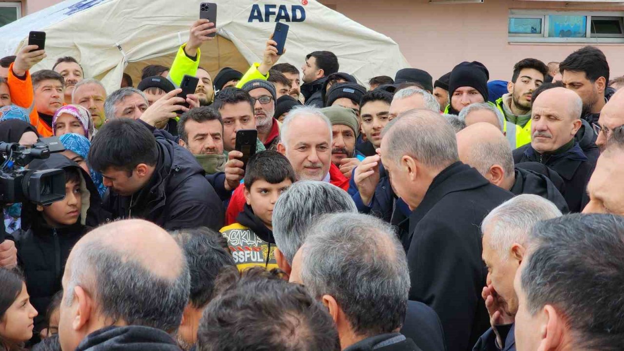 Cumhurbaşkanı Erdoğan, depremde can kaybı sayısının 18 bin 991’e yükseldiğini açıkladı.