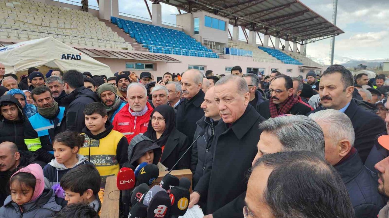 Cumhurbaşkanı Erdoğan, depremde can kaybı sayısının 18 bin 991’e yükseldiğini açıkladı.