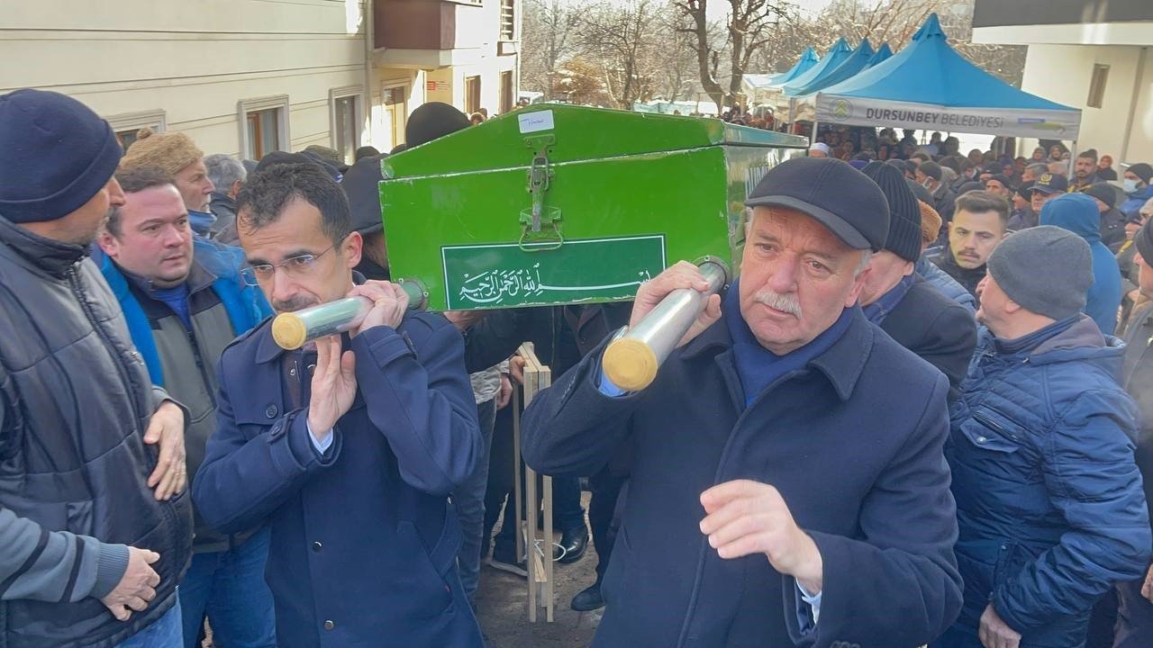 Depremde hayatını kaybeden aile Dursunbey’de toprağa verildi