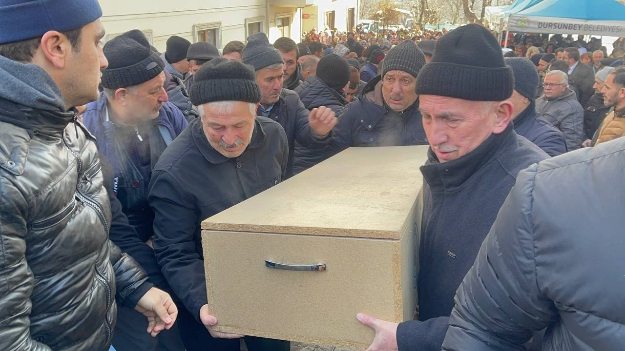Depremde hayatını kaybeden aile Dursunbey’de toprağa verildi