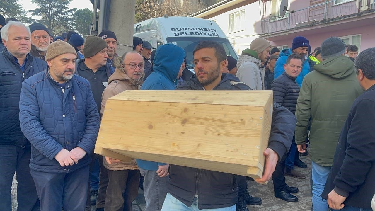 Depremde hayatını kaybeden aile Dursunbey’de toprağa verildi