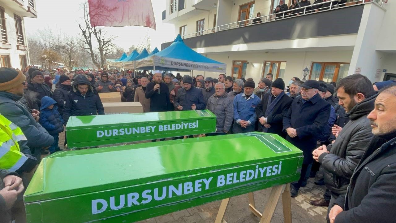 Depremde hayatını kaybeden aile Dursunbey’de toprağa verildi