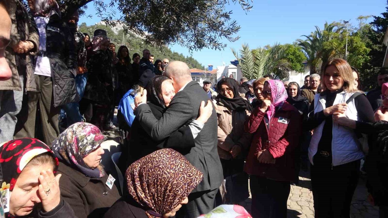 Depremde hayatını kaybeden polis memuru anne ve iki kızı Marmaris’te toprağa verildi