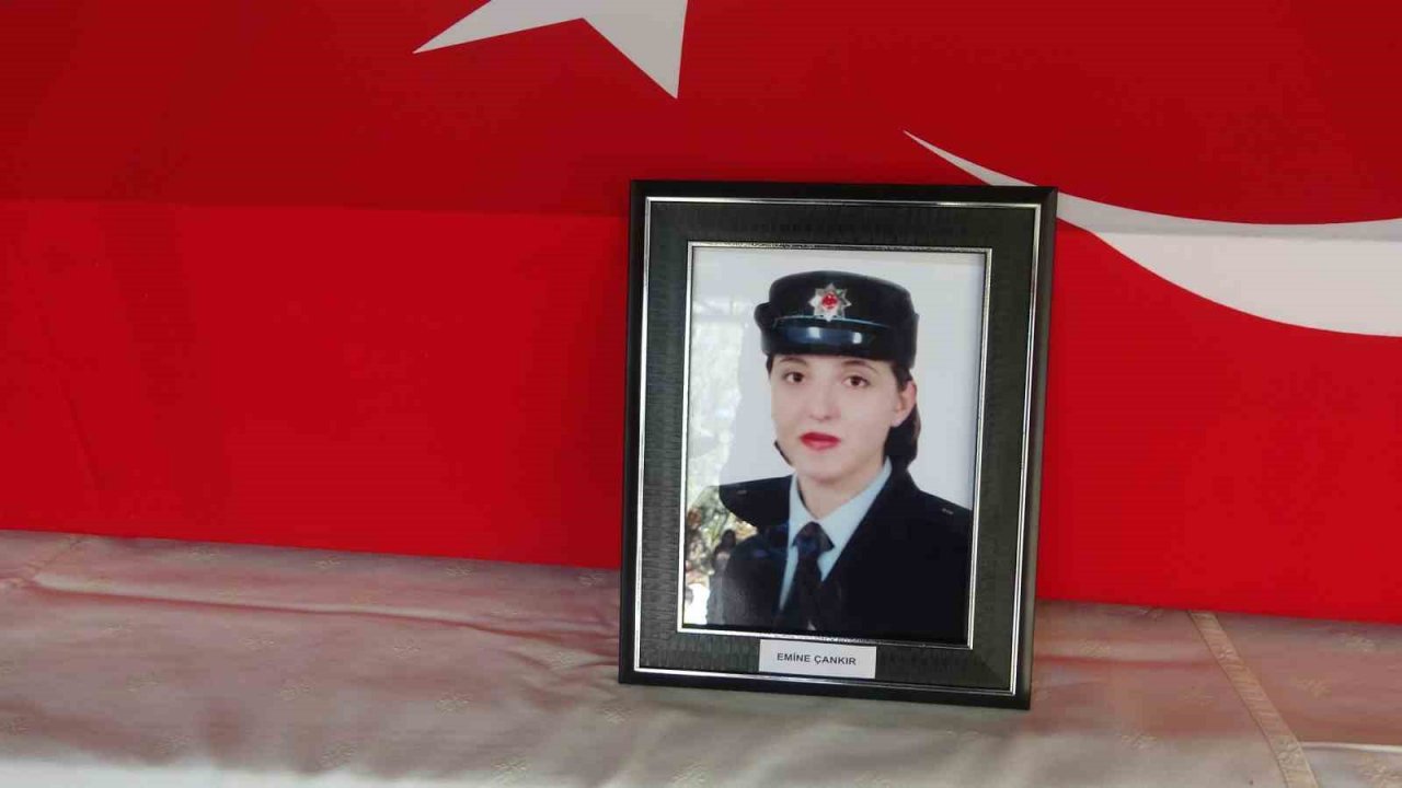 Depremde hayatını kaybeden polis memuru anne ve iki kızı Marmaris’te toprağa verildi