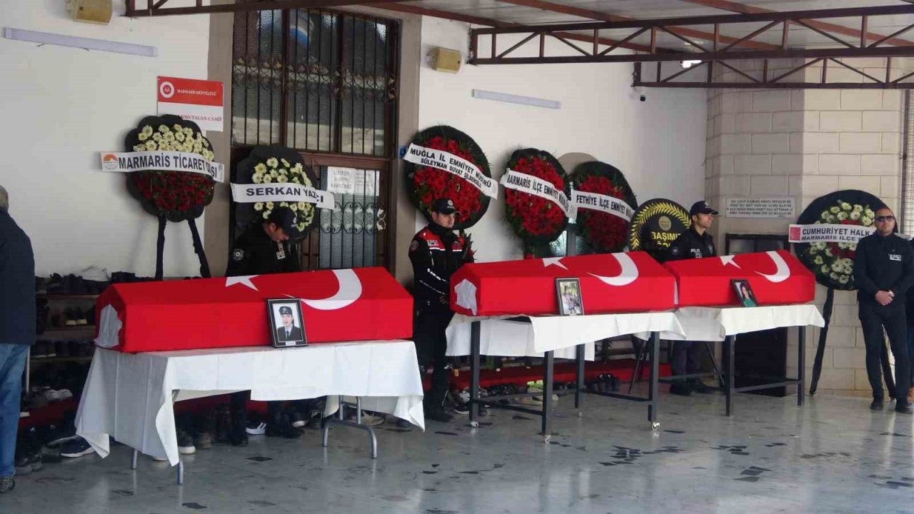 Depremde hayatını kaybeden polis memuru anne ve iki kızı Marmaris’te toprağa verildi