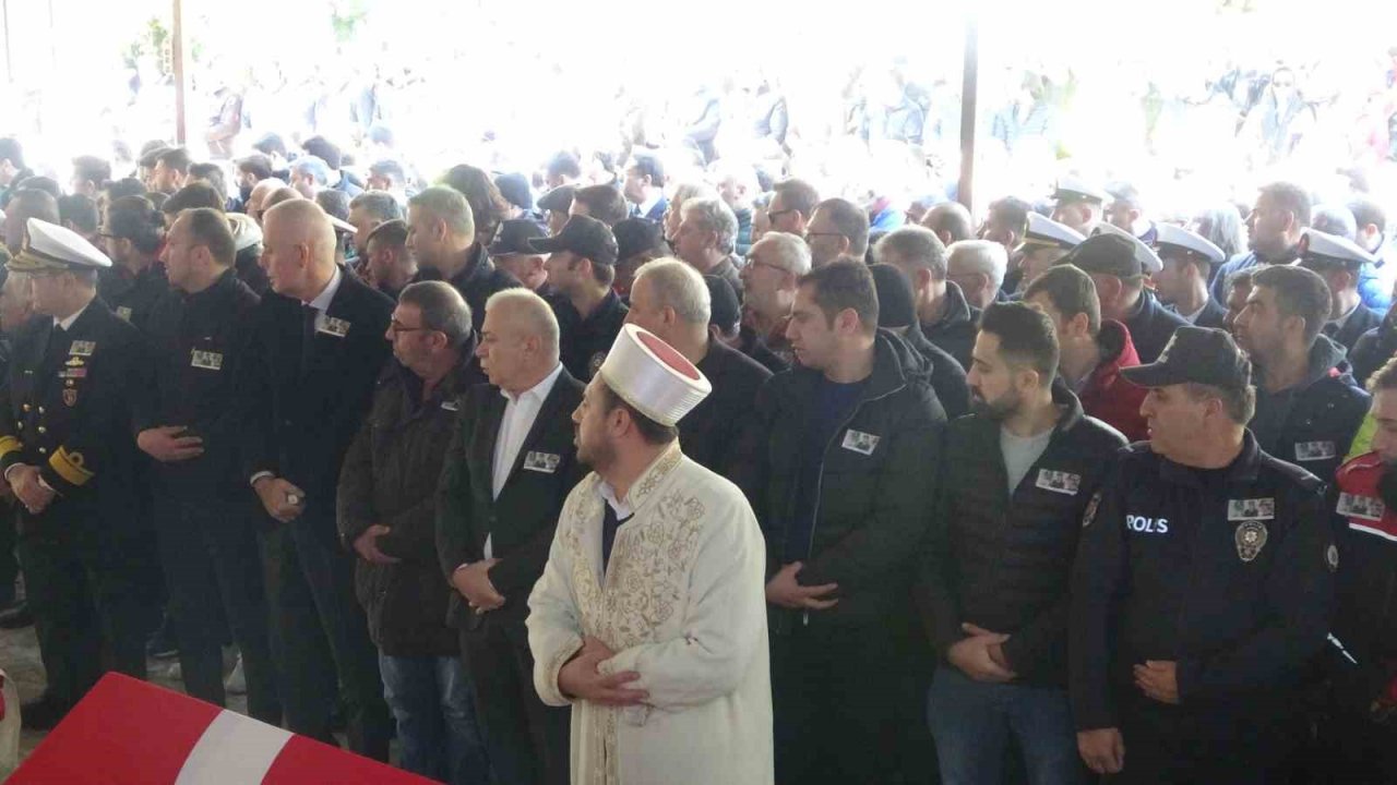 Depremde hayatını kaybeden polis memuru anne ve iki kızı Marmaris’te toprağa verildi
