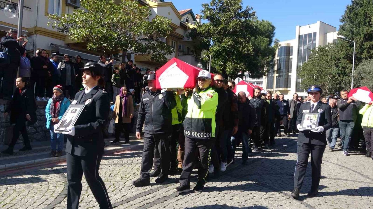 Depremde hayatını kaybeden polis memuru anne ve iki kızı Marmaris’te toprağa verildi