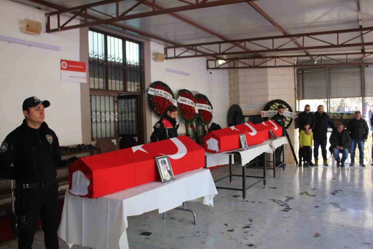 Depremde hayatını kaybeden polis memuru anne ve iki kızı Marmaris’te toprağa verildi