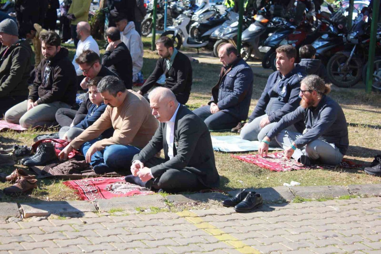 Depremde hayatını kaybeden polis memuru anne ve iki kızı Marmaris’te toprağa verildi