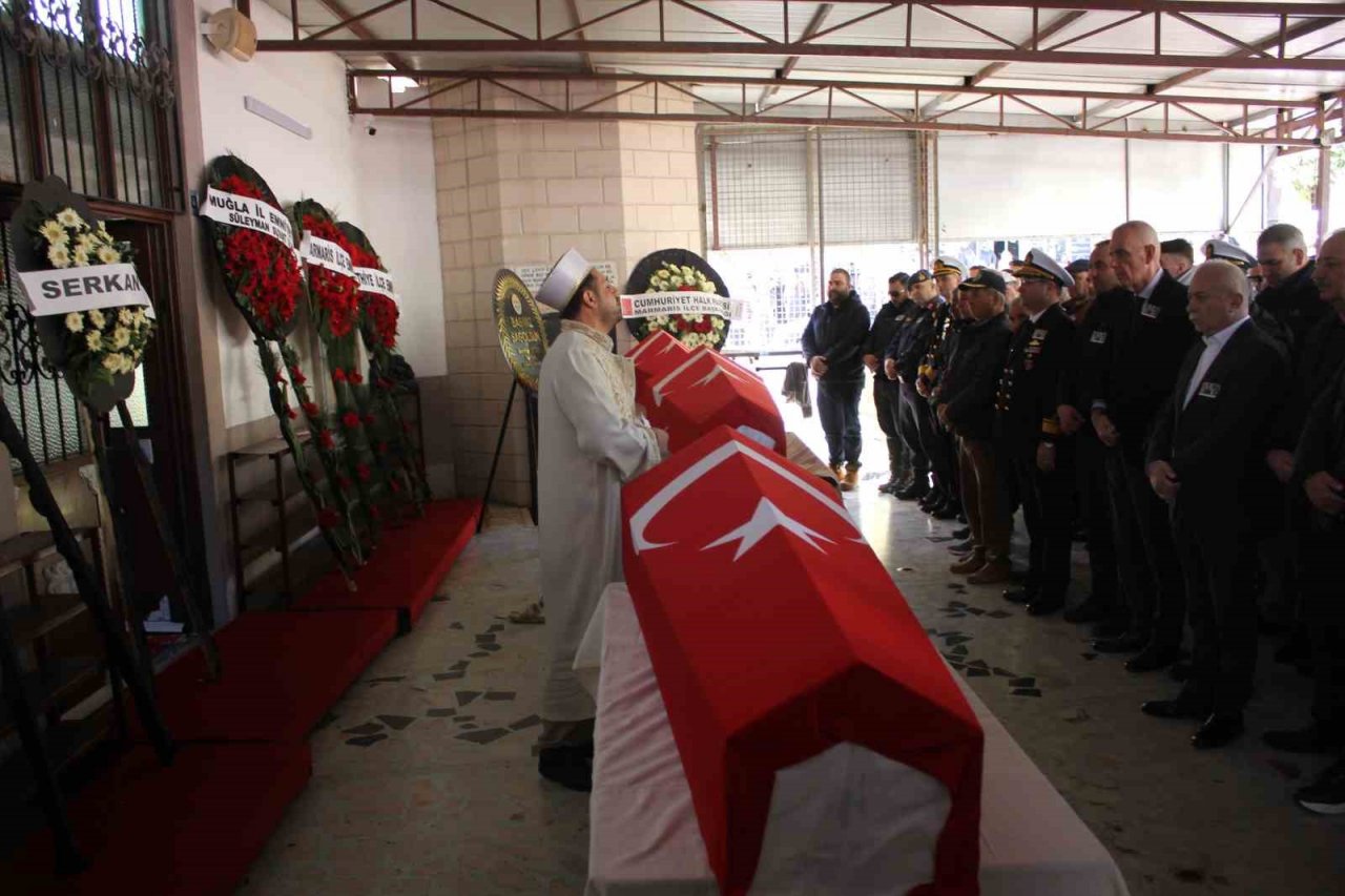 Depremde hayatını kaybeden polis memuru anne ve iki kızı Marmaris’te toprağa verildi