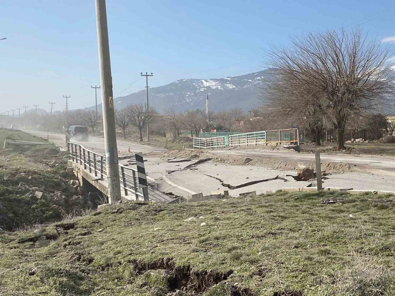 Deprem yollarda büyük hasar oluşturdu