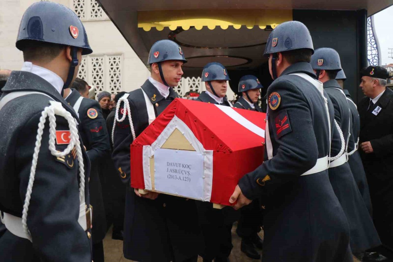 Depremde hayatını kaybeden astsubay, kızı ve annesi son yolculuklarına uğurlandı