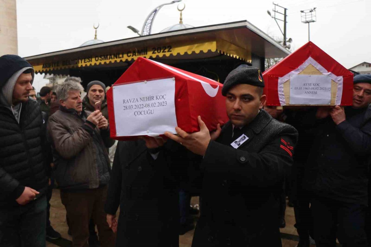 Depremde hayatını kaybeden astsubay, kızı ve annesi son yolculuklarına uğurlandı