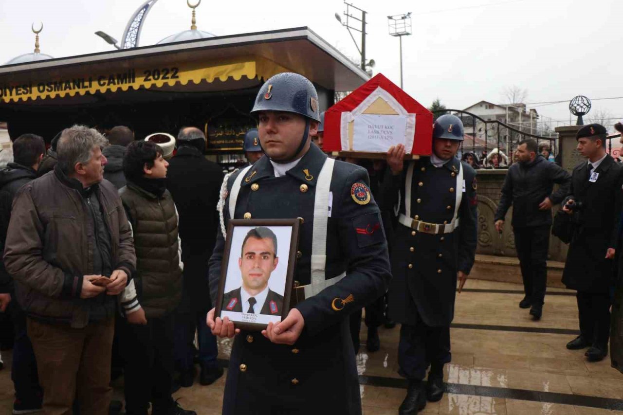 Depremde hayatını kaybeden astsubay, kızı ve annesi son yolculuklarına uğurlandı
